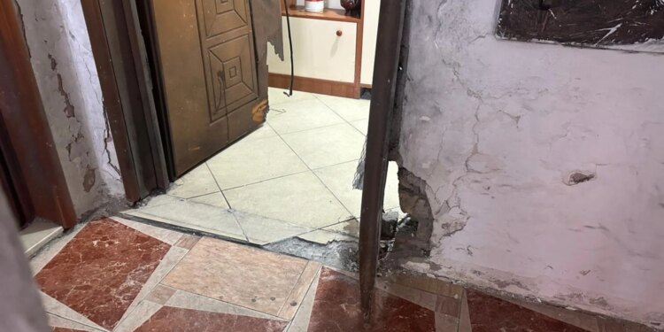 63-vjeçarja përjeton një shpërthim eksplozivi përpara shtëpisë së saj, këtu janë dyshimet fillestare. 

Një incident i rëndë ndodhi mbrëmjen e djeshme në Vlorë, kur një sasi lënde plasëse shpërtheu në derën e jashtme të banesës së një 63-vjeçareje.