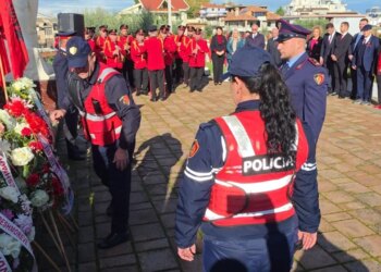 81-vjetori i Pavarësisë së Atdheut nderohet në Fier me një ceremoni solemne në Varrezat e Dëshmorëve.