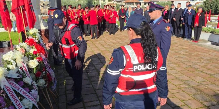 81-vjetori i Pavarësisë së Atdheut nderohet në Fier me një ceremoni solemne në Varrezat e Dëshmorëve.