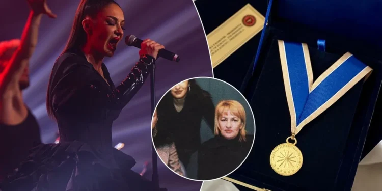 Adelina Ismaili nderohet nga Presidentja e Kosovës: “Këtë medalje ia dedikoj nënës sime”