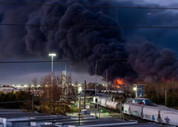 Aeroplani i ngarkesave bie, Kentucky shpall emergjencë