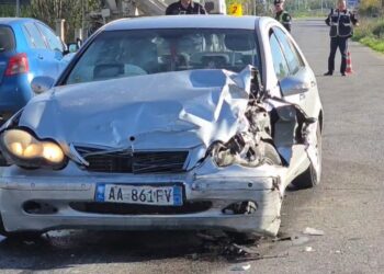 Aksident i rëndë në Fier: Dy automjete përplasen, gjashtë persona të plagosur dërgohen në spital.