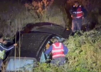 Aksident i rëndë në Vlorë, një "Benz" del nga rruga dhe përfundon në kanal, 5 të plagosur.