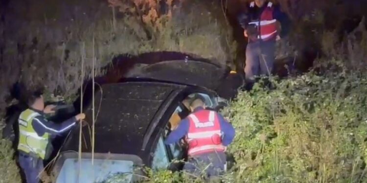 Aksident i rëndë në Vlorë, një "Benz" del nga rruga dhe përfundon në kanal, 5 të plagosur.