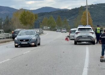 Aksident i trefishëm në Fier, automjetet godasin njëra-tjetrën.
