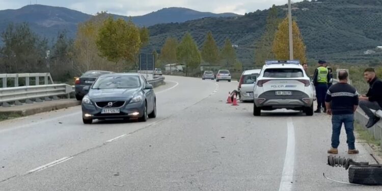 Aksident i trefishëm në Fier, automjetet godasin njëra-tjetrën.
