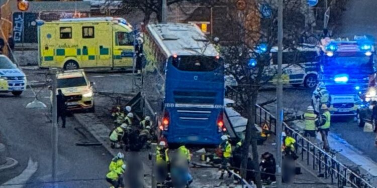 Aksident tragjik në Stokholm, autobusi godet dhe vret 3 persona, disa të tjerë të plagosur.