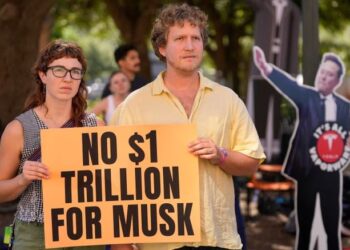 Aksionarët e Teslës qëndrojnë pranë Elon Musk pavarësisht debateve me Donald Trump, pse investitorët janë të gatshëm t'i japin atij 1 trilion dollarë.