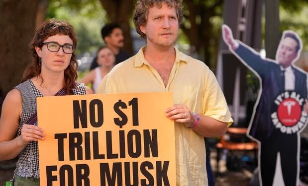 Aksionarët e Teslës qëndrojnë pranë Elon Musk pavarësisht debateve me Donald Trump, pse investitorët janë të gatshëm t'i japin atij 1 trilion dollarë.