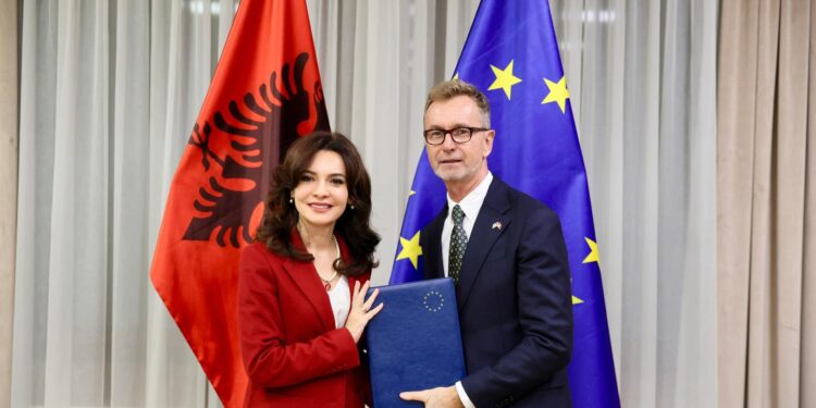 Ambasadori Gonzato prezanton Progres Raportin, Ministrja Spiropali: Një tregues i rëndësishëm për Shqipërinë në drejtim të të ardhmes.