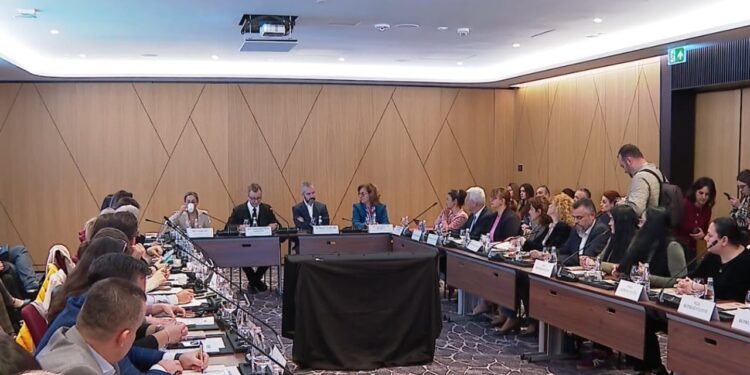 Ambasadori i Bashkimit Europian, Silvio Gonzato, sugjeron depolitizimin e administratës zgjedhore për partitë politike