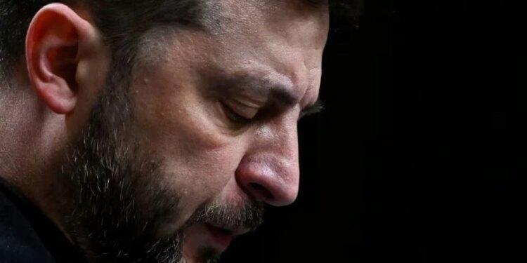 Analiza e CNN: Pse Zelensky po has një dilemë të vështirë mes një marrëveshjeje të pafavorshme dhe mungesës së saj.