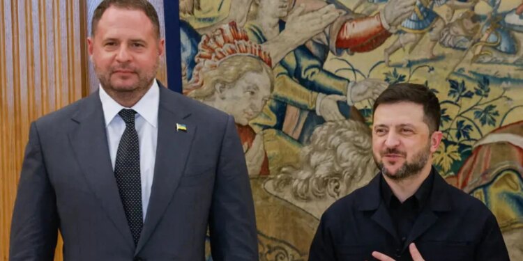 Analiza e New York Times: Ndryshim i ri apo riorganizim i shtrenjtë? Çfarë ndikimi do të ketë në Kiev largimi i krahut të djathtë të Zelenskyt?