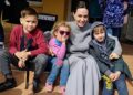 Angelina Jolie viziton qytetet e dëmtuara në Ukrainë dhe ndan fotografi me një dron në fluturim mbi të.
