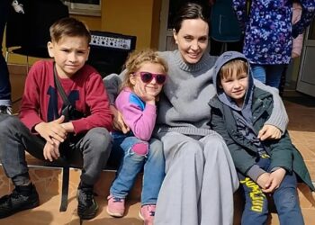 Angelina Jolie viziton qytetet e dëmtuara në Ukrainë dhe ndan fotografi me një dron në fluturim mbi të.
