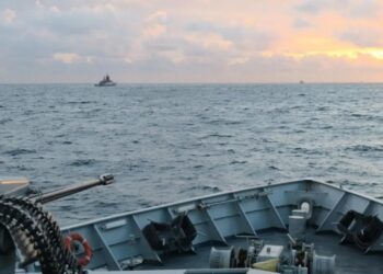 Anija luftarake ruse afrohet “nën hundë” të Anglisë, por ndalohet nga marina mbretërore në Kanal.