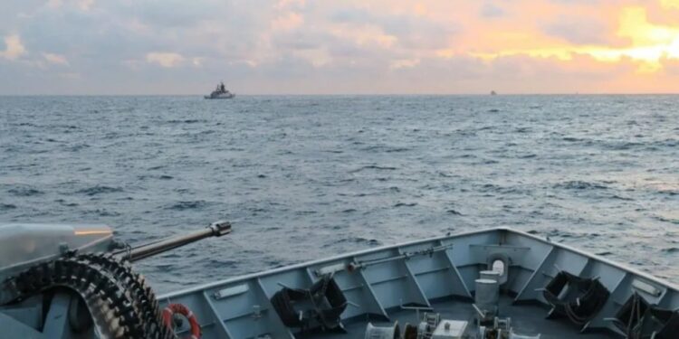 Anija luftarake ruse afrohet “nën hundë” të Anglisë, por ndalohet nga marina mbretërore në Kanal.