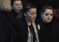 Arkivoli i Shpat Kasapit, i mbuluar me flamurin kombëtar, shkakton emocione të forta te bashkëshortja e tij.