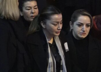 Arkivoli i Shpat Kasapit, i mbuluar me flamurin kombëtar, shkakton emocione të forta te bashkëshortja e tij.