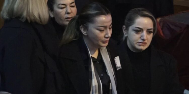 Arkivoli i Shpat Kasapit, i mbuluar me flamurin kombëtar, shkakton emocione të forta te bashkëshortja e tij.