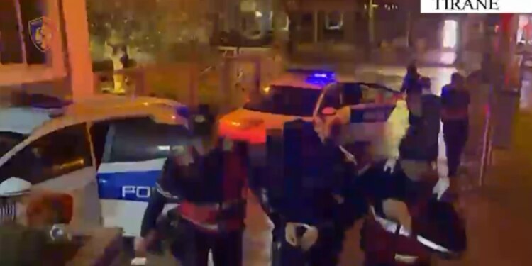 Arrestohen dy persona në Tiranë për shpërndarje droge, përdornin një ‘BMW’