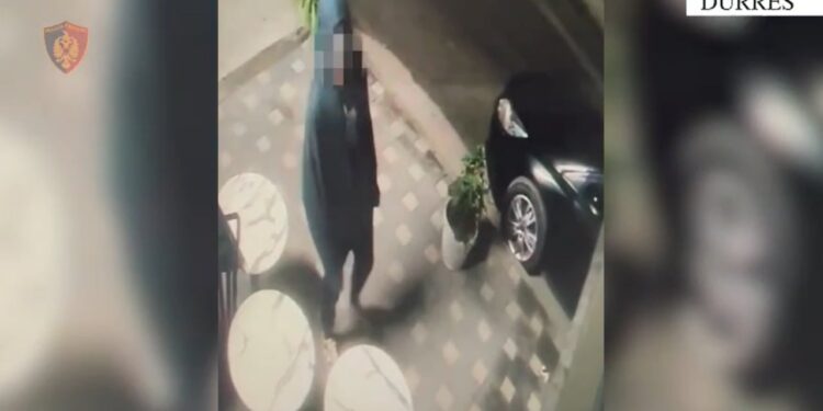 Arrestohet 29-vjeçari në Durrës për vjedhje në shtëpi, shpallen në kërkim bashkëpunëtorët e tij
