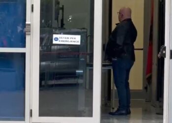 Avokati Genc Gjokutaj viziton SPAK, kërkon një datë të re për thirrjen e Berishës, zbulohen arsyet.