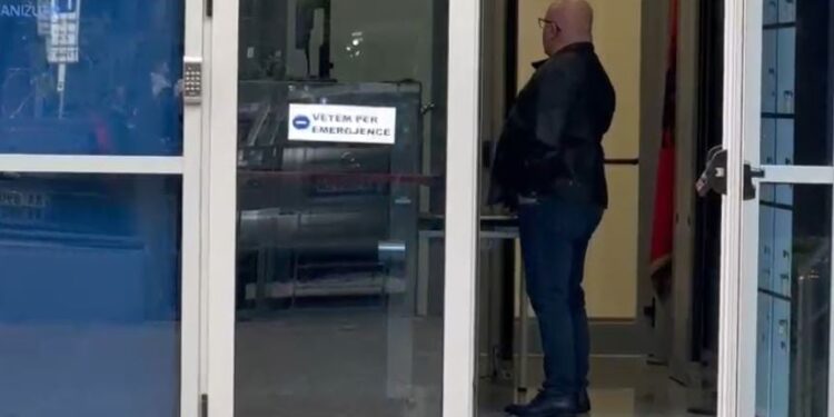 Avokati Genc Gjokutaj viziton SPAK, kërkon një datë të re për thirrjen e Berishës, zbulohen arsyet.