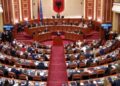 Balla kërkon të ndalet diskutimi në Kuvend, opozita reagon, Berisha mbetet në podium.