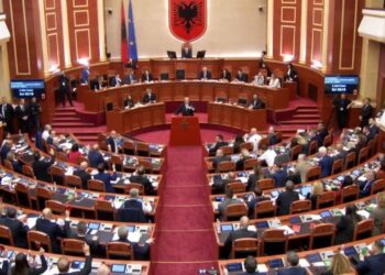 Balla kërkon të ndalet diskutimi në Kuvend, opozita reagon, Berisha mbetet në podium.