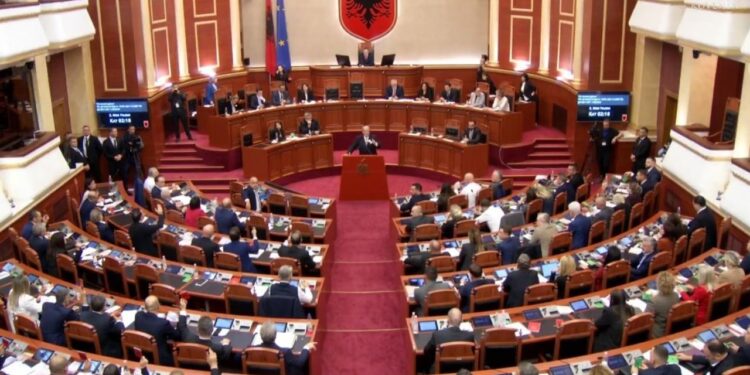 Balla kërkon të ndalet diskutimi në Kuvend, opozita reagon, Berisha mbetet në podium.