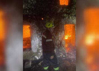 Banesa në Malësinë e Madhe përfshihet nga zjarri, raportohen vetëm dëme materiale