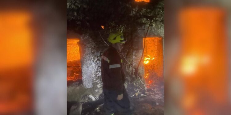 Banesa në Malësinë e Madhe përfshihet nga zjarri, raportohen vetëm dëme materiale