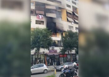 Banesa në zonën e Astirit përfshihet nga zjarri, fatmirësisht pa persona të lënduar