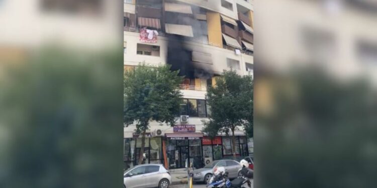 Banesa në zonën e Astirit përfshihet nga zjarri, fatmirësisht pa persona të lënduar