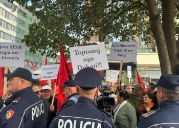 Banorët e Tragjasit, Orikumit dhe Dukatit protestojnë para SPAK-ut: Kallëzim për tokat dhe kërkesë hetimi në SHBA për ish-zyrtarë amerikanë.