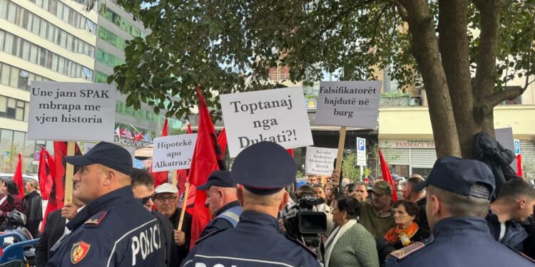 Banorët e Tragjasit, Orikumit dhe Dukatit protestojnë para SPAK-ut: Kallëzim për tokat dhe kërkesë hetimi në SHBA për ish-zyrtarë amerikanë.