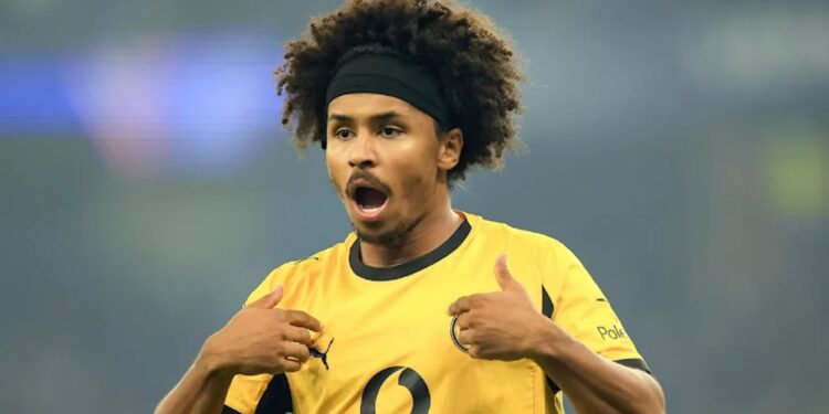 Bashkëshorti i këngëtares shqiptare, lojtari i Dortmundit dhe ekipit të Gjermanisë, Adeyemi, ka kërkuar armën që iu sekuestrua me vetëdije.