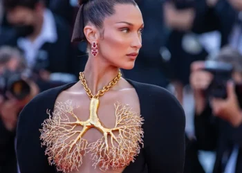 Bella Hadid ndan përsëri përvojën e saj të vështirë me sëmundjen.
