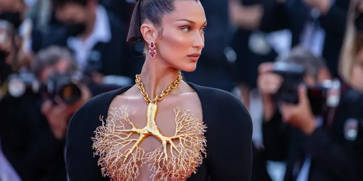 Bella Hadid ndan përsëri përvojën e saj të vështirë me sëmundjen.