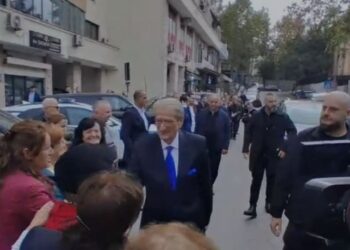 Berisha viziton SPAK, jashtë Prokurorisë së Posaçme e priten disa mbështetës