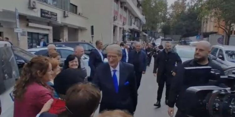 Berisha viziton SPAK, jashtë Prokurorisë së Posaçme e priten disa mbështetës