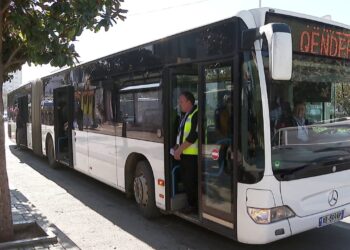 Bileta Kamëz-Tiranë bëhet më e shtrenjtë: Bashkia e Kamzës rrit çmimin pa konsultime dhe pa transparencë.