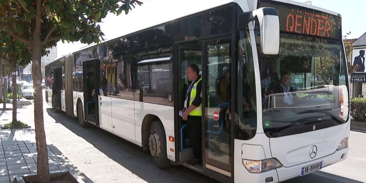 Bileta Kamëz-Tiranë bëhet më e shtrenjtë: Bashkia e Kamzës rrit çmimin pa konsultime dhe pa transparencë.