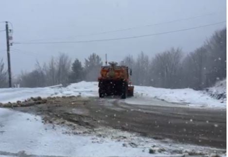 Bora e Parë Shënon Ndryshimin e Sezonit në Korçë, Dardha dhe Vithkuqi përballen me Temperatura të Ulëta