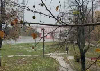 Bora mbulon vendin/ Zonat malore zbardhen, uji tërhiqet nga disa tokat e përmbytura