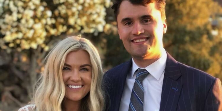 “Bota të njohë të vërtetën e dhunshme”, Erika Kirk kërkon që gjykata të transmetojë procesin e vrasësit të bashkëshortit të saj, Charlie Kirk