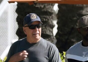 Bruce Willis bëhet i njohur me diagnozën e demencës, shfaqet për herë të parë në publik në rrugët e Los Angeles-it.