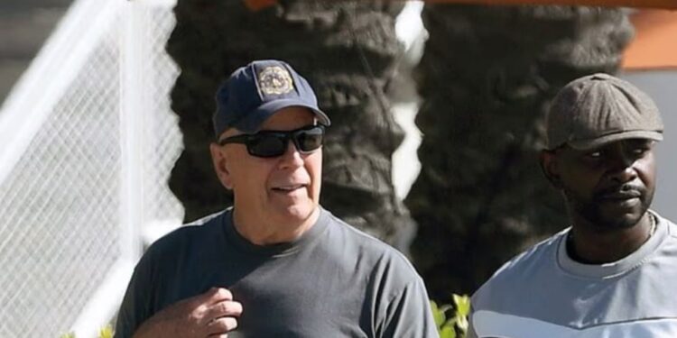 Bruce Willis bëhet i njohur me diagnozën e demencës, shfaqet për herë të parë në publik në rrugët e Los Angeles-it.