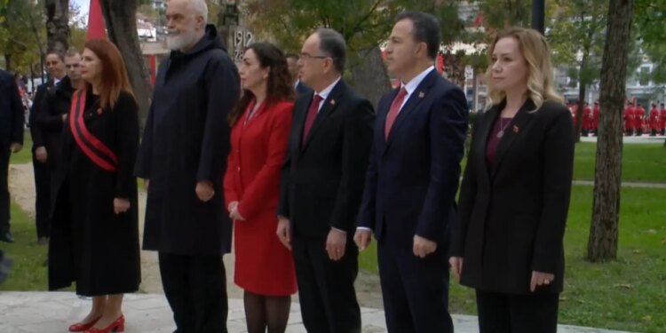 Ceremonia e ngritjes së flamurit në Vlorë, merr pjesë kryeministri Rama dhe Presidenti Begaj